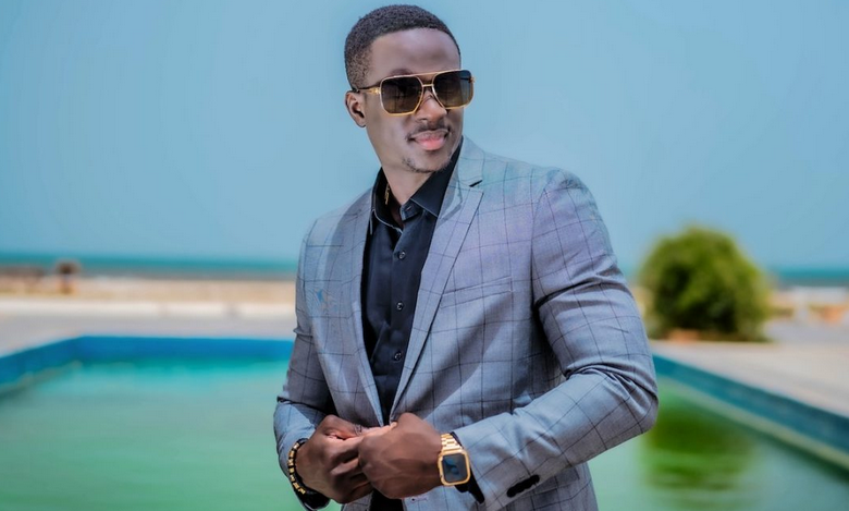 Le rappeur Adviser condamne les contrôles policiers abusifs et le profilage racial 