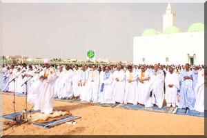 Le Président de la République effectue la prière d'El Aid El Fitr dans l'ancienne mosquée
