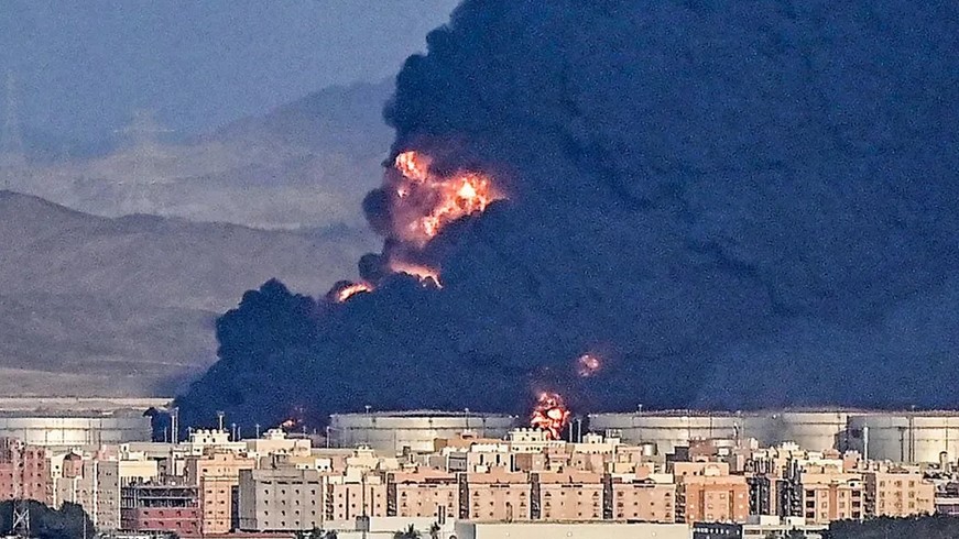 En Arabie saoudite, une série d'attaques par des Houthis provoque un important incendie