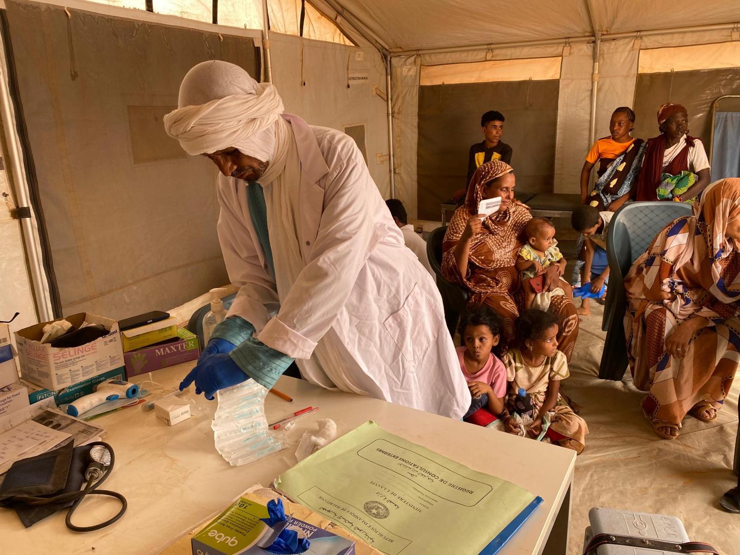 Journée mondiale de l’aide humanitaire 2025 : Abidine, infirmier au camp de Mbera en Mauritanie, incarne l’espoir au quotidien 