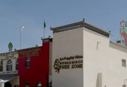 Nouadhibou : les enseignants en sit-in devant la Zone Franche pour demander des parcelles à usage d’habitation 
